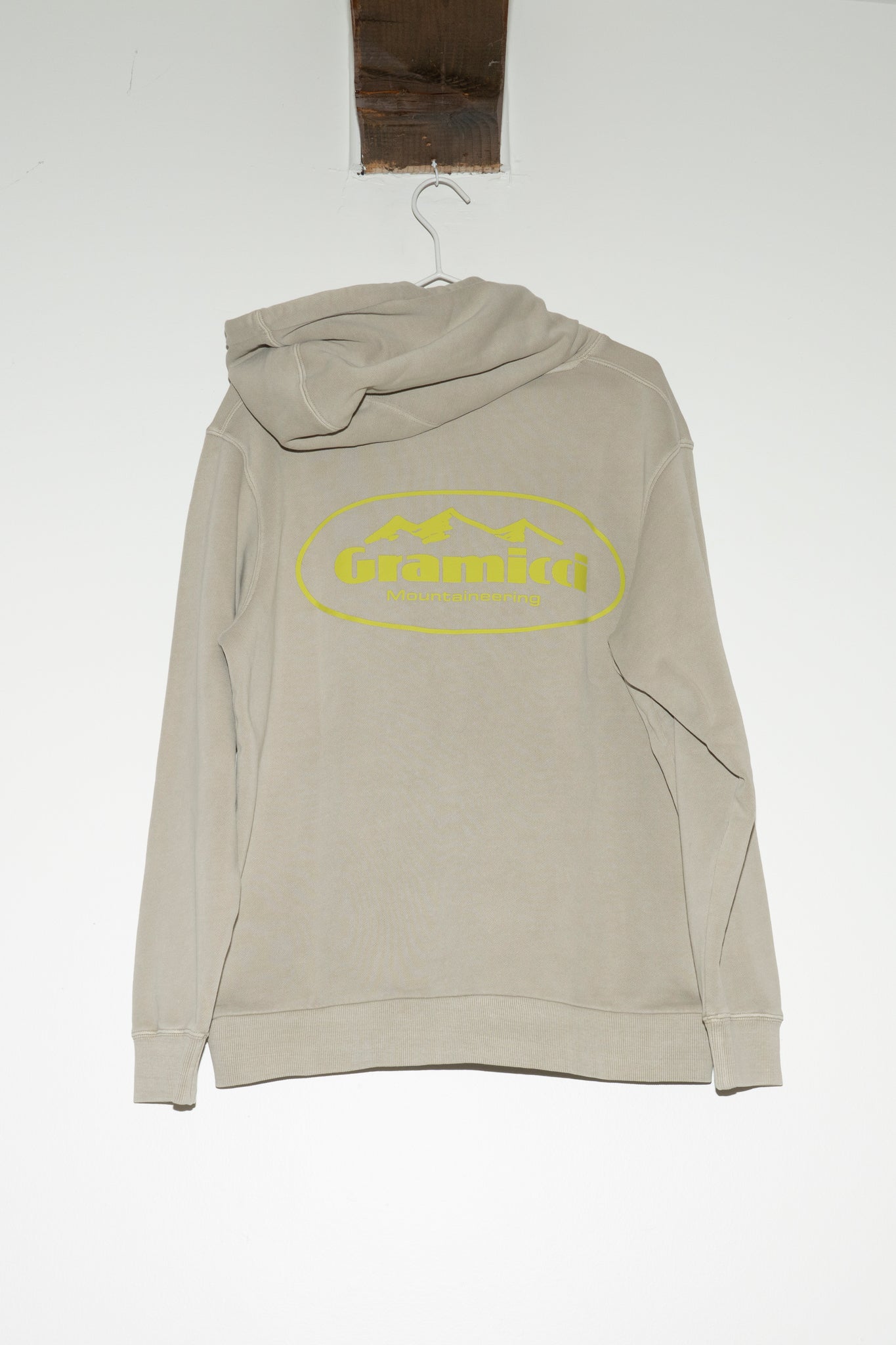 GRAMICCI - MOUNTAINEERING HOODED SWEATSHIRT IN PIGMENT OAT