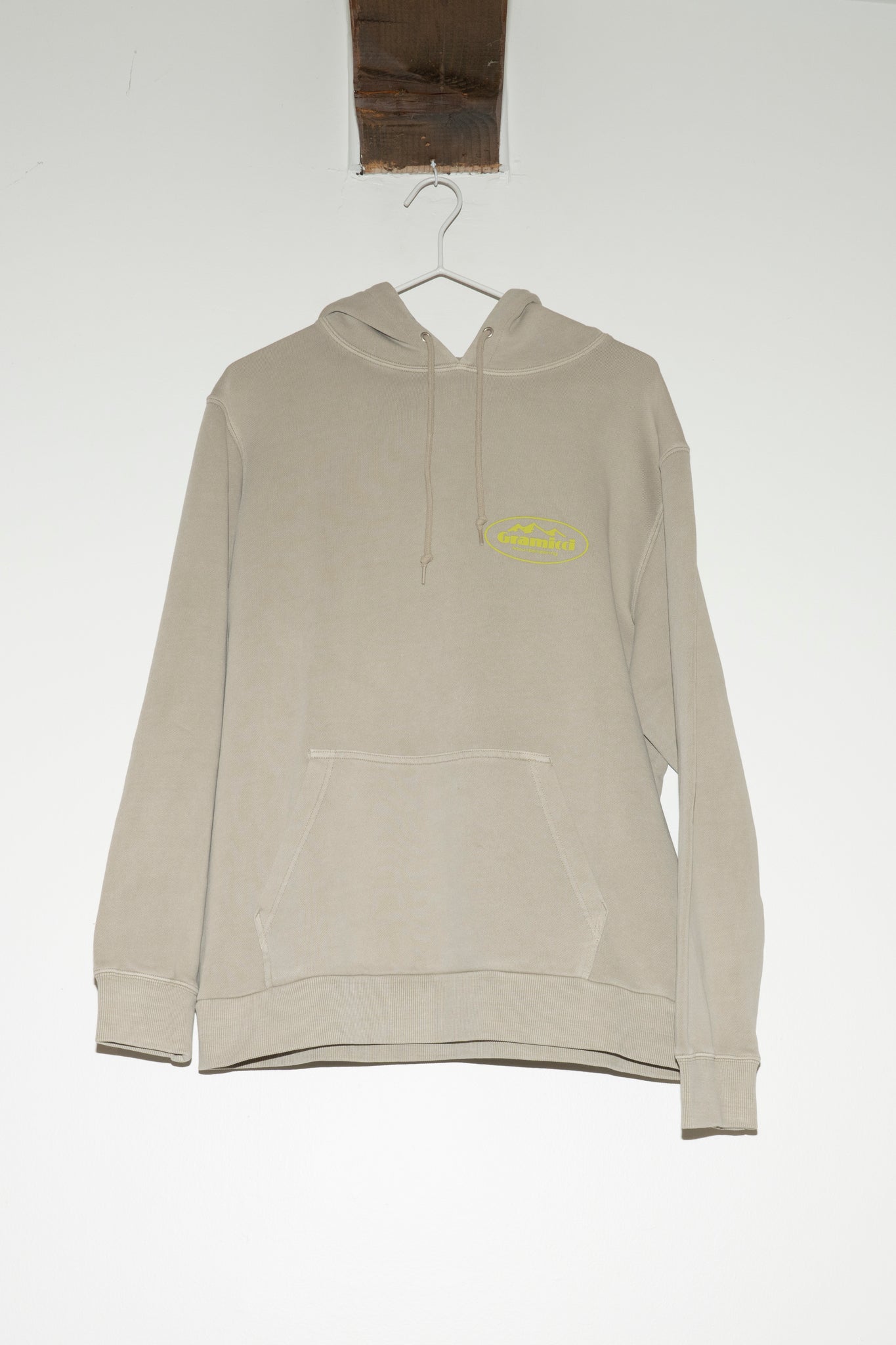 GRAMICCI - MOUNTAINEERING HOODED SWEATSHIRT IN PIGMENT OAT