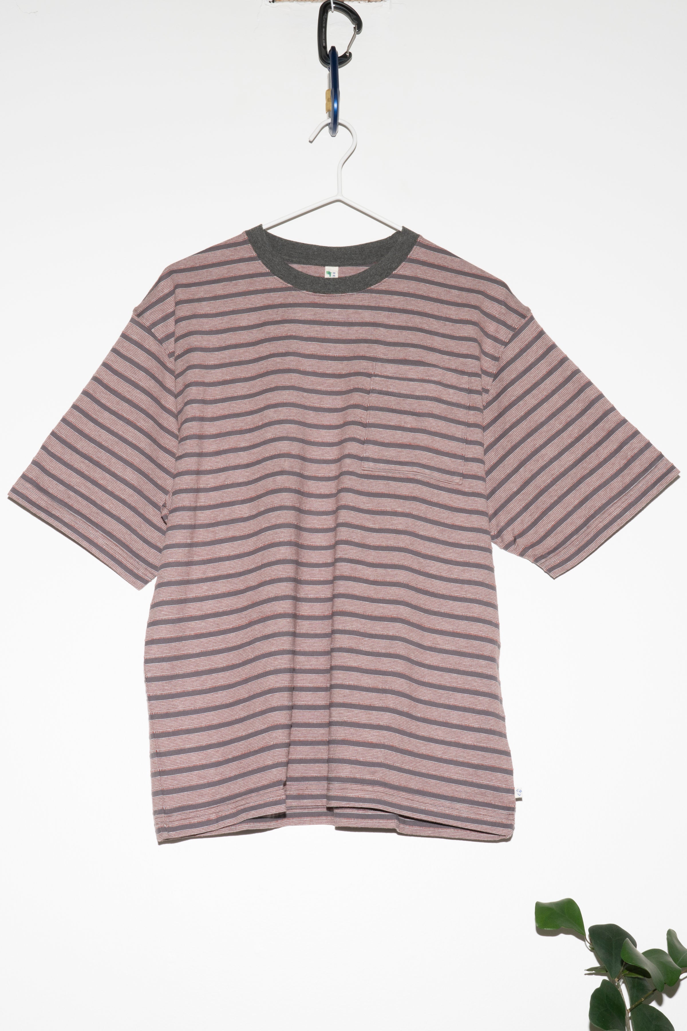 DEVELOPMENT BY NOROLL - UNEVENNESS S/S TEE IN GREY/RED